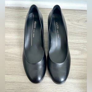 New in box - Ecco women’s black short heeled slip on shoes (size 5.5)